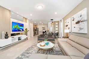 Villa (7400OAK) | Living room | Flat-screen TV