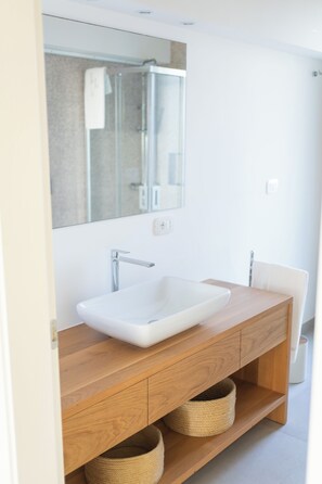Douche, sèche-cheveux, bidet, serviettes fournies