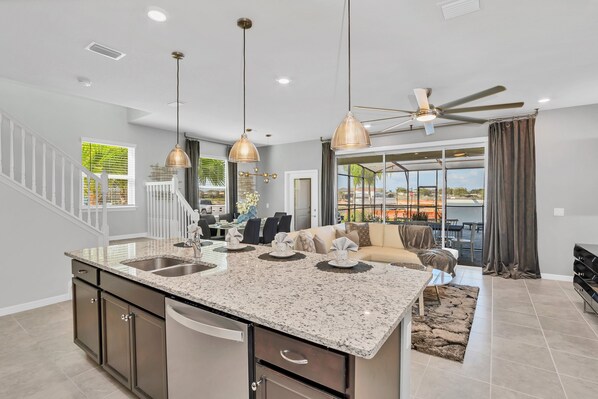 Apartment (7416OAK) | Private kitchen | Microwave, coffee/tea maker, toaster, blender