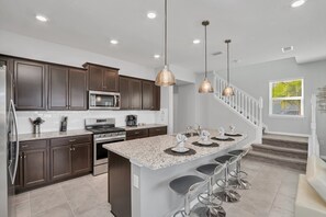 Apartment (7416OAK) | Private kitchen | Microwave, coffee/tea maker, toaster, blender