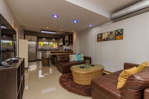 Smart TV, offices - 3 bedroom townhome close to beach! Great for family (Eagle Beach)