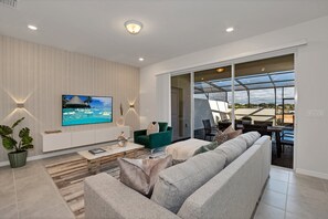 Apart Daire (7420 Oakmoss Loop) | Oturma odası | Düz ekran televizyon