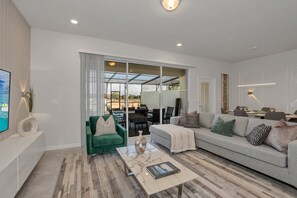 Apart Daire (7420 Oakmoss Loop) | Oturma odası | Düz ekran televizyon