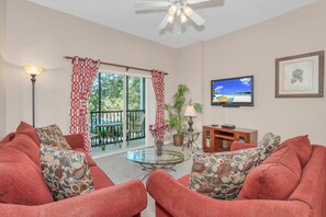 Apartment (611 Lucaya ) | Wohnzimmer | Flachbildfernseher