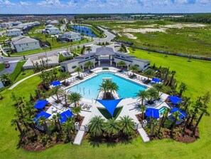 Un grand complexe hôtelier doté d’une piscine centrale, de plusieurs villas pour les clients et d’une pelouse bien entretenue.