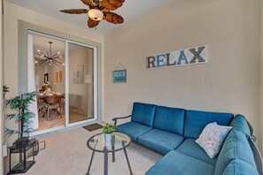 Apartment (4923WIND) | Wohnzimmer | Flachbildfernseher
