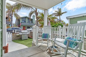 Terrace/patio - 4 Bed 3.5Bath South Mission Beach Family Vacation Home, 818Capistrano (San Diego)