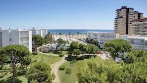 Et hotel med flere etager, en parkeringsplads og havudsigt.