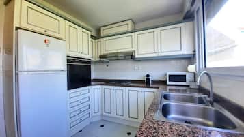 Refrigerador, microondas, horno y cafetera y tetera