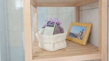 Chuveiro, secador de cabelo, papel higiênico