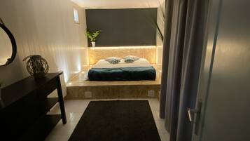 4 chambres, bureau, fer et planche Ă repasser, lit parapluie