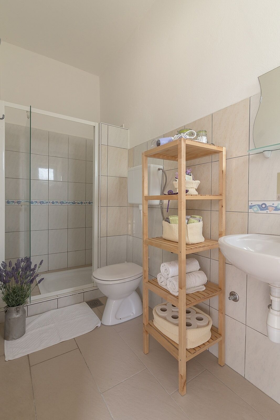 Regadera, secadora de cabello, jabón, papel de baño 