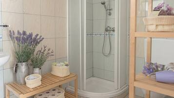 Bruser, hårtørrer, Sæbe, Toiletpapir