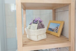 Dusche, Haartrockner, Seife, Toilettenpapier