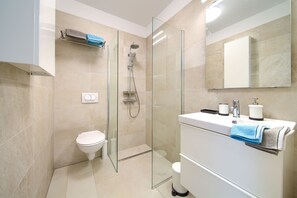 Tina, secadora de cabello, bidet, toallas 
