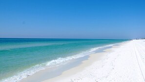 Playa en los alrededores, camastros y toallas de playa 