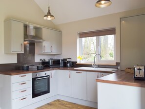 Lavastoviglie, seggiolone, pentole/stoviglie/utensili