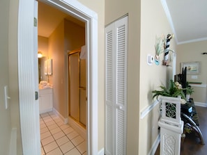 Condo, várias camas (Magnolia Place 104-4665) | 2 quartos, Wi-Fi