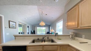 Appart'hôtel, plusieurs lits (River Oaks 11-I) | Cuisine privée