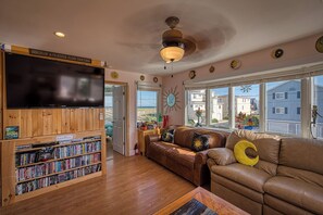 Smart-TV, peis, DVD-spiller og bøker