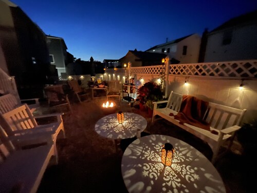 5 BRs w/Gourmet Kitchen & HotTub. Steps to Beach