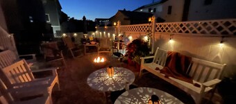 5 BRs w/Gourmet Kitchen & HotTub. Steps to Beach