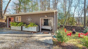 A cabin with a bed, a wheel, and a red chair. - 10 minutes to Asheville, Biltmore Estate, hike and bike trails (Fairview)