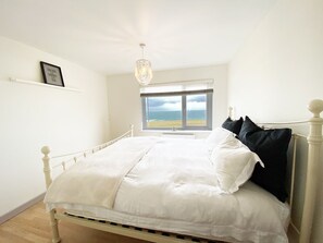 2 bedrooms, iron/ironing board, Internet