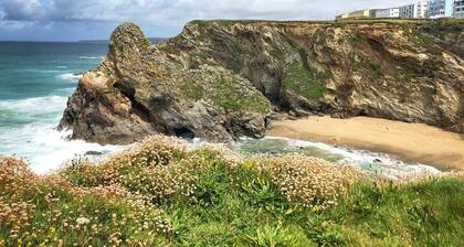 18 Coastline Court is a beautiful cliff top apartment with outstanding views across Newquayâs amazin
