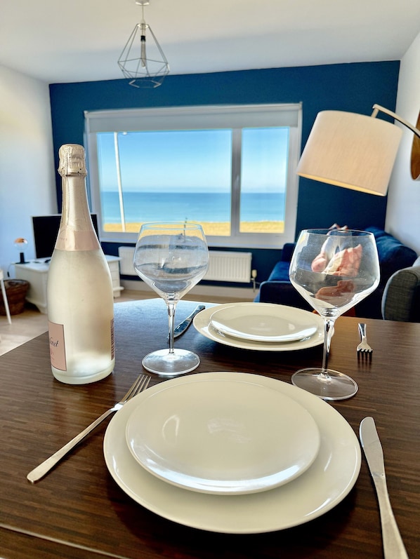 Interior - 18 Coastline Court is a beautiful cliff top apartment with outstanding views across Newquay’s amazin (Newquay)