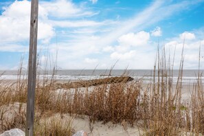 Plage, chaises longues, serviettes de plage