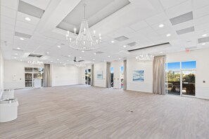 Private beach, white sand, beach bar - SunDestin Condominium Resort (Destin)
