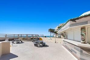 Private beach, white sand, beach bar - SunDestin Condominium Resort (Destin)