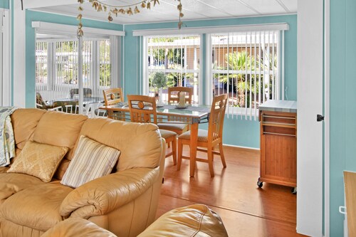 2 BR, 2 B Home.w/ Golf Cart  Located in The Villages.1 Mile from Spanish Springs