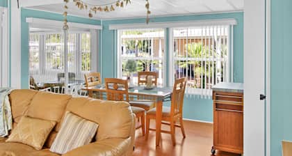 2 BR, 2 B Home.w/ Golf Cart Located in The Villages.1 Mile from Spanish Springs