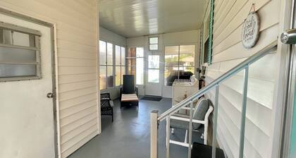 2 BR, 2 B Home.w/ Golf Cart Located in The Villages.1 Mile from Spanish Springs