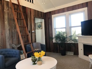 Smart-TV, Kamin, DVD-Player, Bücher