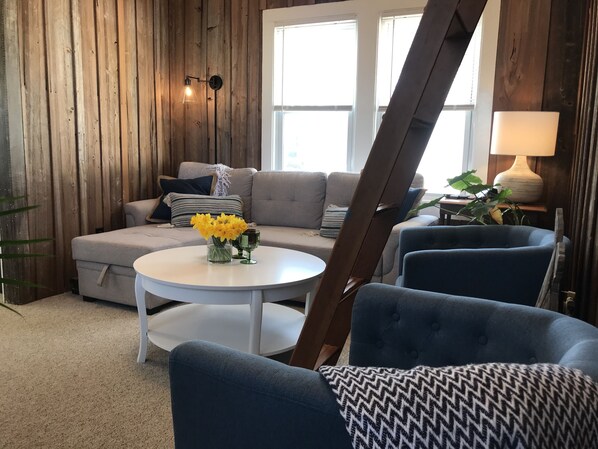 Smart-TV, Kamin, DVD-Player, Bücher