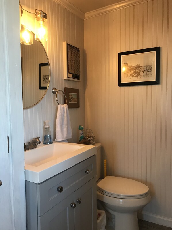 Douche, sèche-cheveux, serviettes fournies, savon