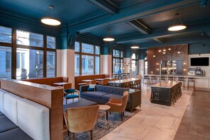 供應早餐及晚餐