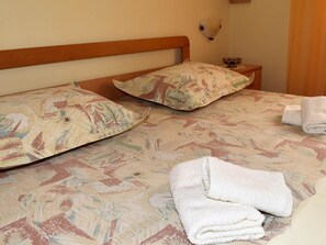 3 bedrooms, iron/ironing board, Internet, bed sheets