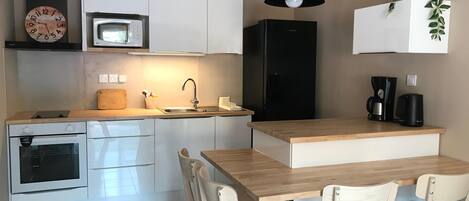 Kjøleskap, mikrobølgeovn, ovn og kokeplater