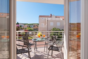 Outdoor dining - Apartments Island Beat - Two Bedroom Apartment with Balcony (A6) (Supetar)
