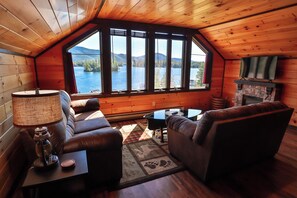 Een televisie en een open haard