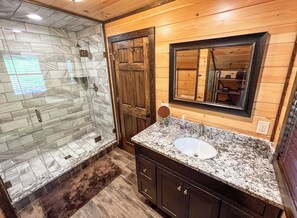 Douche, serviettes fournies, savon, papier toilette