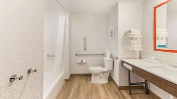 Un baño moderno con ducha, inodoro y tocador.