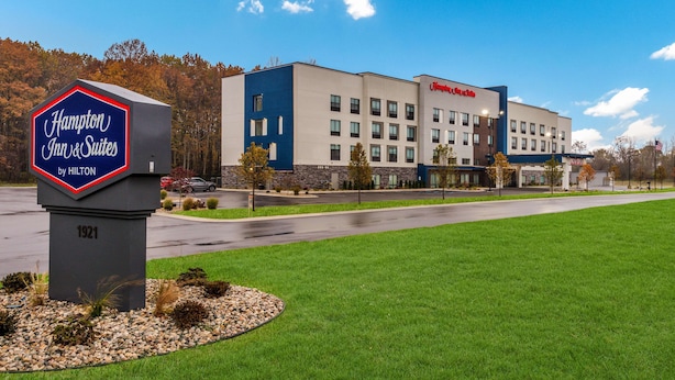 A Hampton Inn & Suites by Hilton sign with a year marker of 1921, indicating its establishment.