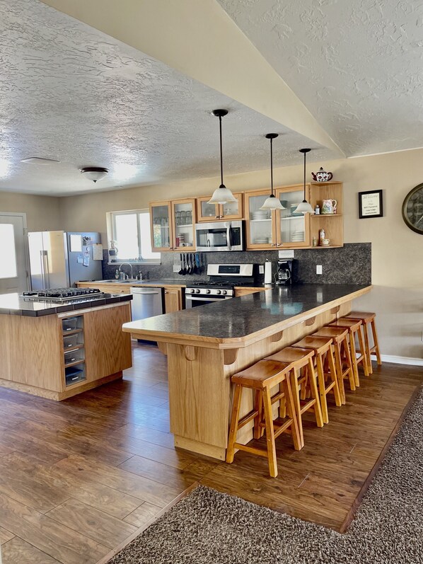 Fridge, microwave, oven, stovetop - Large Lodge in Lava Hot Springs, Idaho 8 bedrooms sleeps 35 (Lava Hot Springs)