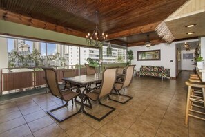Deluxe Penthouse, 3 Bedrooms, Non Smoking, City View | In-room dining - Royal Waikiki Penthouses (Honolulu)