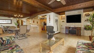 Deluxe Penthouse, 3 Bedrooms, Non Smoking, City View | Living area | 50-inch flat-screen TV with cable channels, TV, fireplace